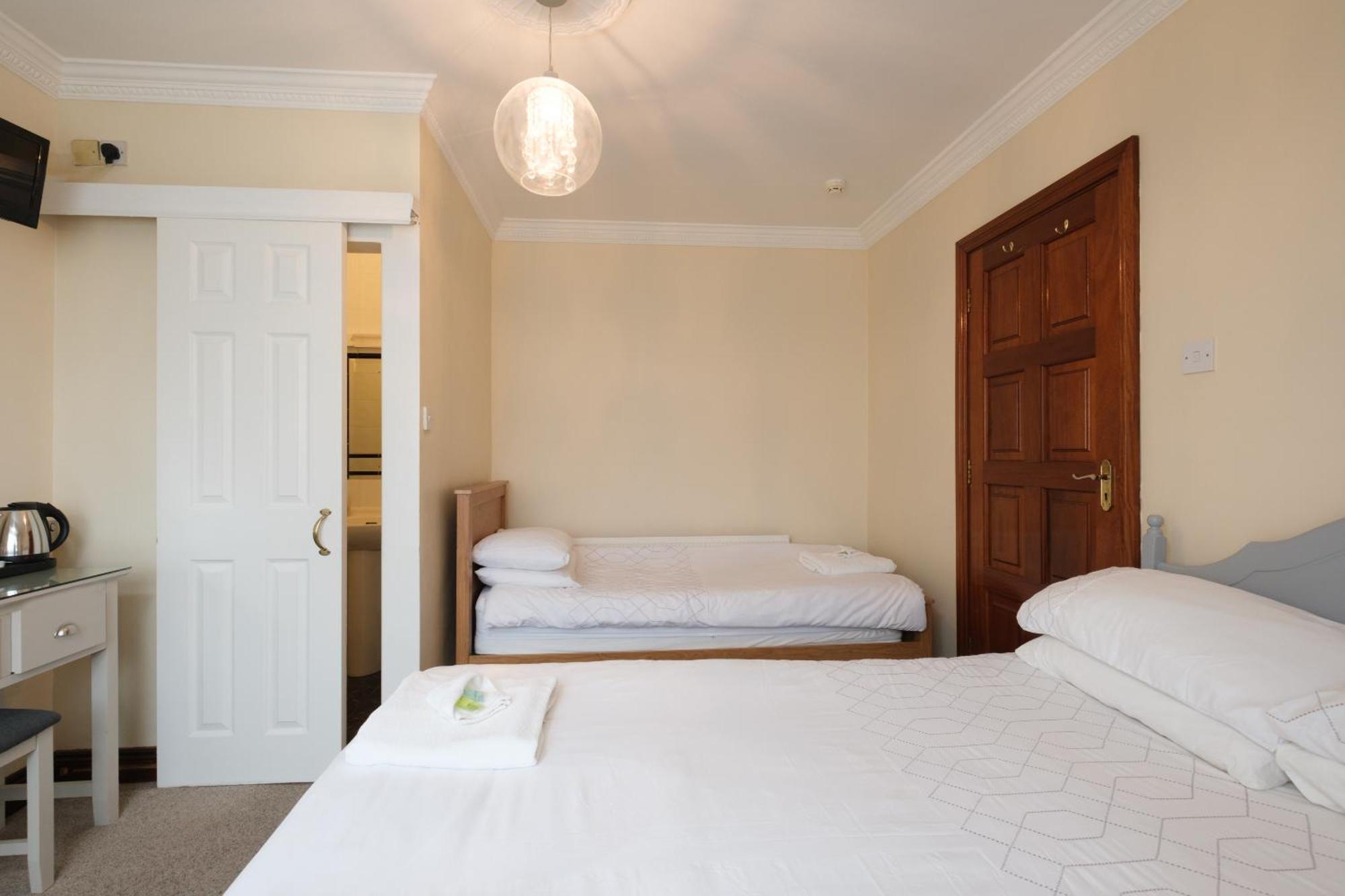 Four Seasons B&B Γκάλγουεϊ Δωμάτιο φωτογραφία